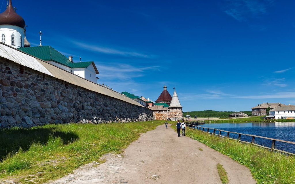 Валунная стена и башни Соловецкого кремля