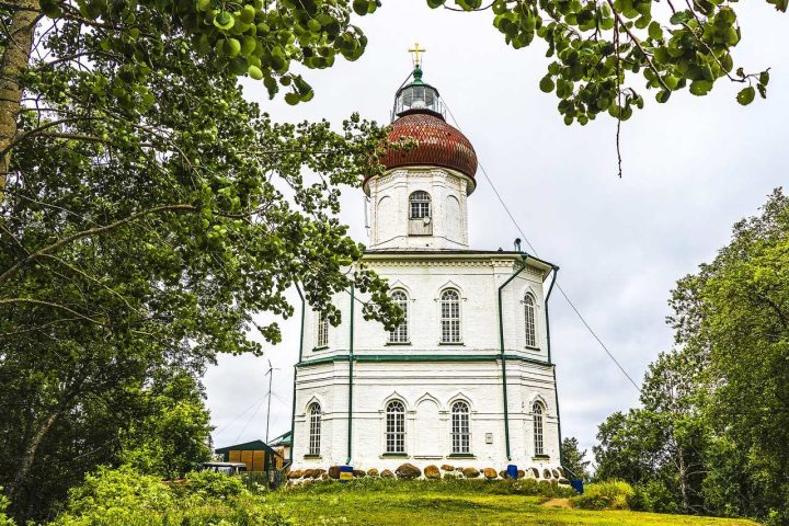 Секирная гора на Соловках: скит, храм-маяк и место памяти